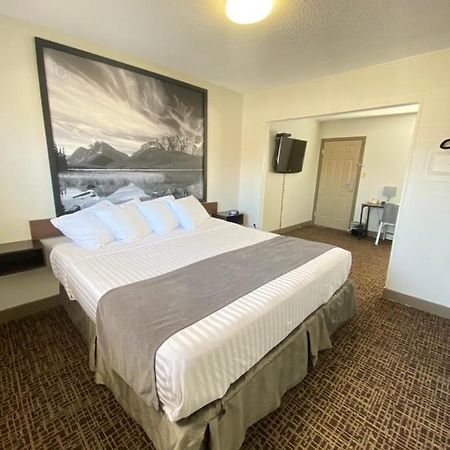 Super 8 By Wyndham Penticton Motel Luaran gambar