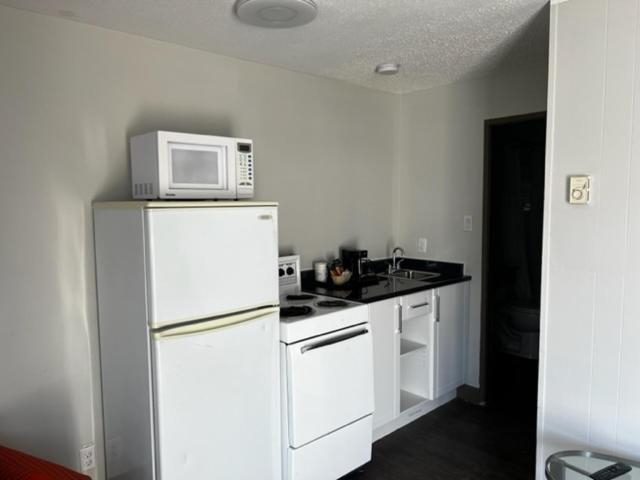 Super 8 By Wyndham Penticton Motel Luaran gambar