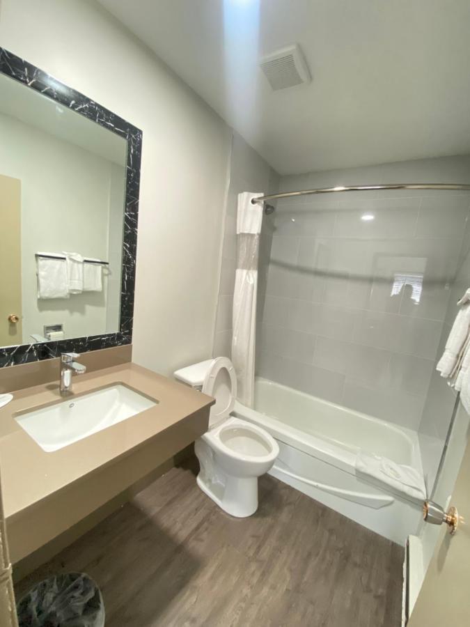 Super 8 By Wyndham Penticton Motel Luaran gambar