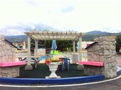 Super 8 By Wyndham Penticton Motel Luaran gambar