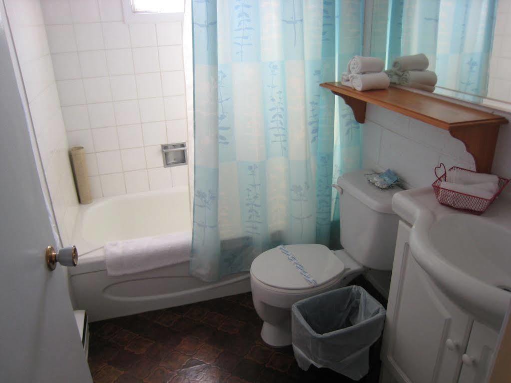 Super 8 By Wyndham Penticton Motel Luaran gambar